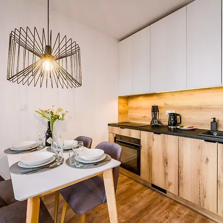 Partynice - Parking & Balcony - By Rentujemy Διαμέρισμα *